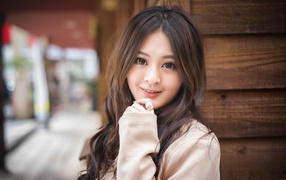 Девушка азиатка с большими карими глазами 