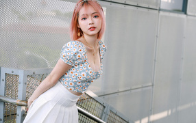 Девушка азиатка с короткой стрижкой