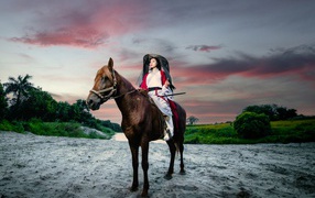 Красивая девушка азиатка верхом на коне 