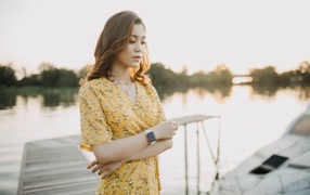 Красивая девушка азиатка стоит у реки 