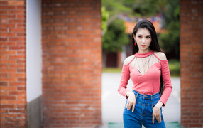 Красивая девушка азиатка в синих джинсах 