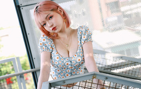 Красивая девушка азиатка с розовыми волосами 