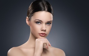 Красивая голубоглазая девушка на сером фоне 