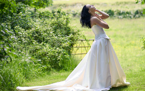 Красивая девушка невеста в белом платье 