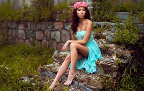 Красивая девушка в голубом платье на ступенях