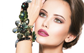 Красивая девушка с украшением из камней на руке