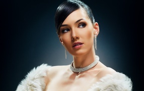 Красивая девушка с дорогими украшениями на черном фоне