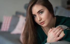 Красивая длинноволосая шатенка с серыми глазами