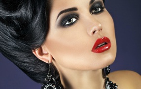 Красивый макияж у жгучей брюнетки