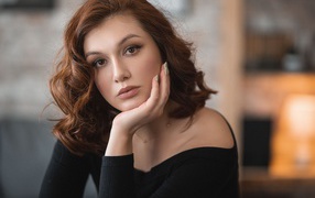 Красивая грустная девушка в черном свитере