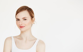 Красивая нежная девушка в белой майке