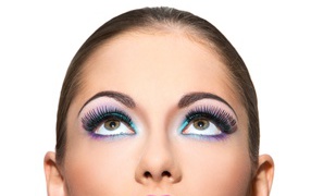 Яркий макияж на глазах у девушки на белом фоне