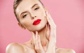 Яркая красная помада на губах у девушки