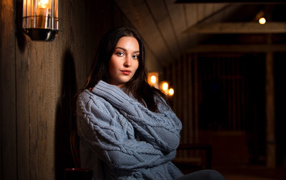 Девушка брюнетка в теплом сером свитере 