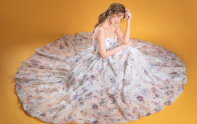 Милая девушка азиатка в красивом длинном платье