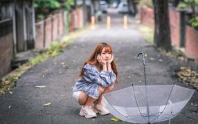 Милая девушка азиатка с прозрачным зонтом