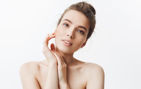 Нежная кареглазая девушка с карими глазами на белом фоне 