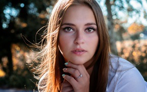 Лицо красивой девушки с большими глазами