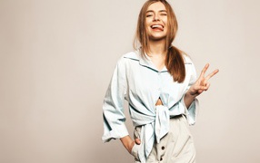 Смешная девушка в рубашке с высунутым языком