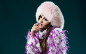 Девушка в теплом свитере и меховой шапке