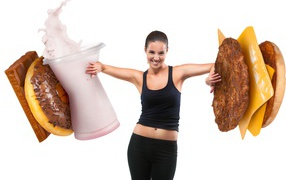 Девушка откидывает гамбургеры на белом фоне 