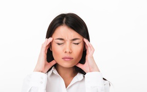 Девушка с головной болью на белом фоне 
