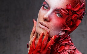 Девушка с красным декором на теле 