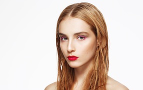 Девушка с мокрыми волосами с макияжем на лице