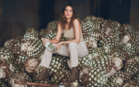 Модель Кендалл Дженнер с бутылкой в руке