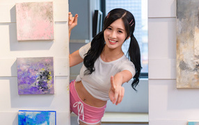 Улыбающаяся девушка азиатка в комнате