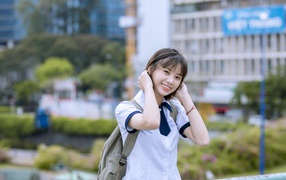 Улыбающаяся девушка азиатка со стрижкой каре