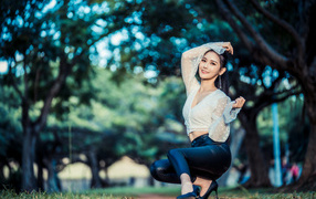 Улыбающаяся азиатка в черных брюках