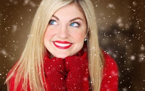 Улыбающаяся голубоглазая девушка в красном свитере 