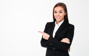 Улыбающаяся девушка в черном пиджаке на белом фоне 