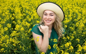 Улыбающаяся девушка в желтых цветах