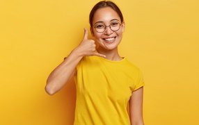 Улыбающаяся девушка на желтом фоне 