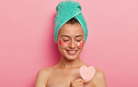 Улыбающаяся девушка с полотенцем на голове после душа