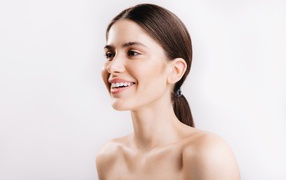 Улыбающаяся настоящая девушка без макияжа