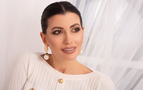 Стильная девушка в белом свитере 