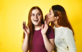 Женские секреты на желтом фоне 