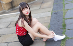 Молодая девушка в белых носках на полу 