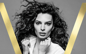 Красивая американская модель Эмили Ратаковски на сером фоне