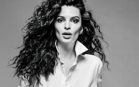 Красивая девушка Эмили Ратаковски на сером фоне