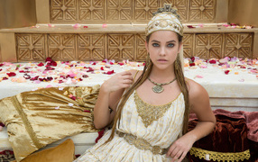 Красивая девушка модель Барбара Палвин в римском костюме
