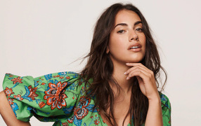 Красивая модель Лорена Дюран на сером фоне