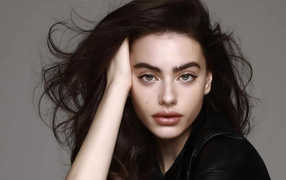 Израильская модель Яэль Шелбиа на сером фоне