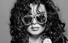 Модель Эмили Ратаковски в очках на сером фоне