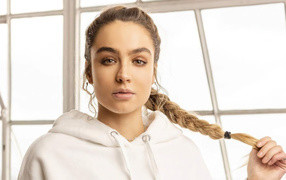 Модель Соммер Рэй в белом худи