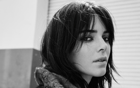 Популярная модель  Кендалл Дженнер  черно-белое фото