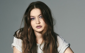 Грустная топ модель Джиджи Хадид на сером фоне